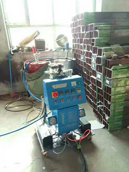 邯鄲聚氨酯發(fā)泡機 哪里有賣價格優(yōu)惠的廠家?(圖1) 高壓聚氨酯發(fā)泡機施工案例