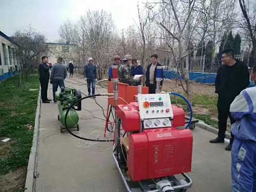 噴涂聚脲施工怎么挑選噴涂機(圖1) 噴涂聚脲防水現場施工拍攝